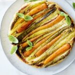 Tarte tatin met wortelen, asperges en lente-ui